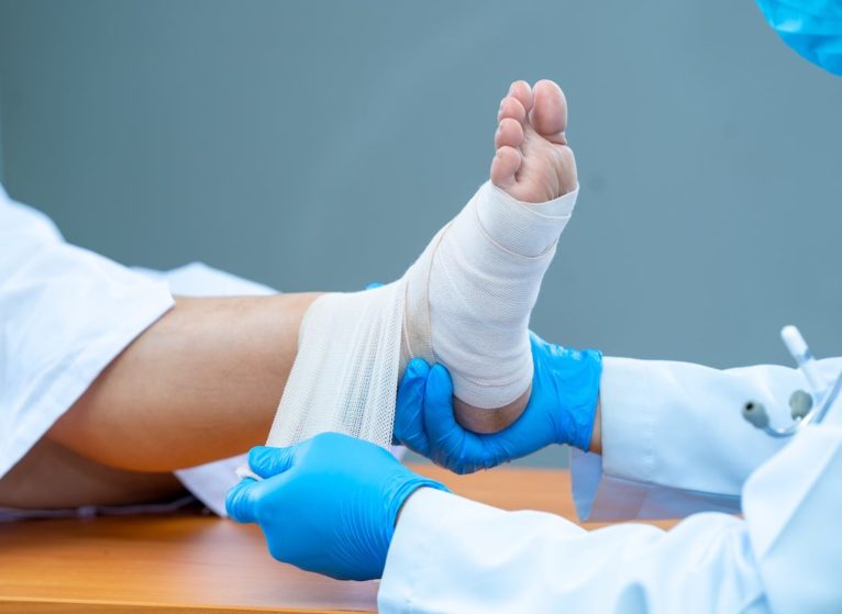 چه زمانی برای درد مچ پا باید به پزشک ارتوپد مراجعه کنیم؟