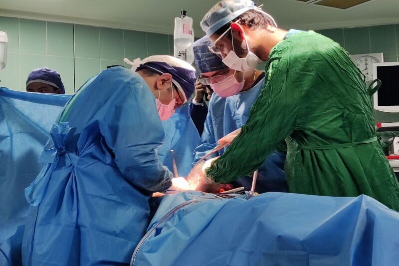 نمای سه‌بعدی از جمجمه انسان قبل و بعد از بازسازی با چاپگر سه‌بعدی، نشان‌دهنده دقت و جزئیات ایمپلنت پزشکی