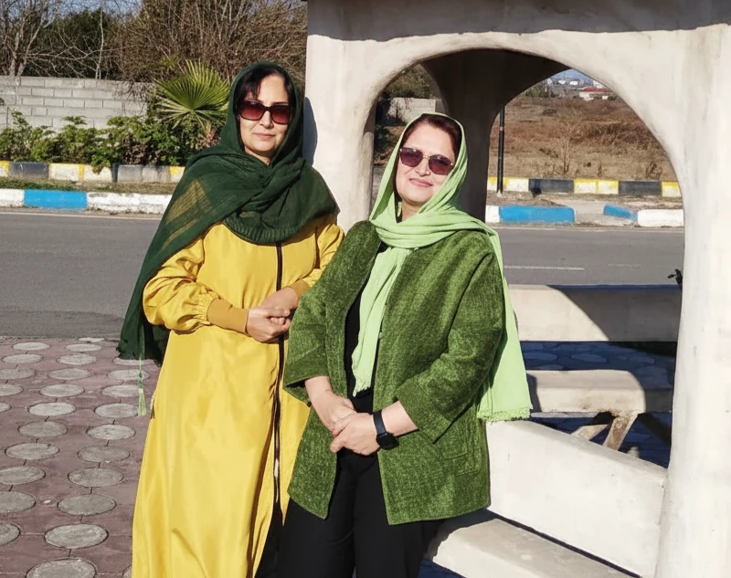 از راست زهره و مریم صالح پور