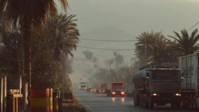 جاده‌ای گرمسیری در نیک‌شهر با تردد کامیون‌ها و تانکرهای سنگین؛ نمایی از ناوگان جاده‌ای که برای عملکرد پایدار در اقلیم گرم و مرطوب نیازمند روغن موتور و روغن صنعتی استاندارد است